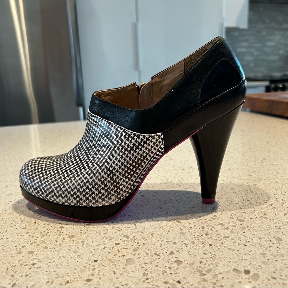 Bootie with patent leather and gingham pattern Size 8